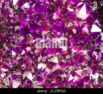 Amethyst purpurner Kristall. Mineralkristalle in der natürlichen Umgebung. Textur aus edlem und halbschädlicher Edelstein. Edelsteine Stockfoto