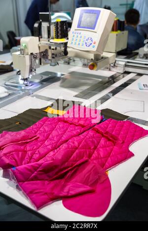 Nähmaschine in Schneidewerkstatt auf Bekleidungsfabrik, niemand. Stoffproduktion, Nähen Herstellung, Handarbeiten Technologie Stockfoto