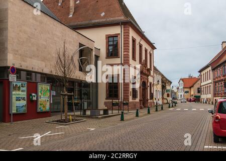 Rathaus und umgebene Gebäude in Lauterbourg, Wissembourg, Bas-Rhin, Grand Est, Frankreich Stockfoto