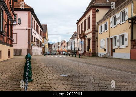 Straße, Gebäude und Rathaus von Lauterbourg, Wissembourg, Bas-Rhin, Grand Est, Frankreich Stockfoto