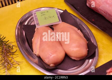 Rohes Kalbsfleisch in einer kalten Theke mit Preisschildern zum Verkauf in der Metzgerei angezeigt. Stockfoto