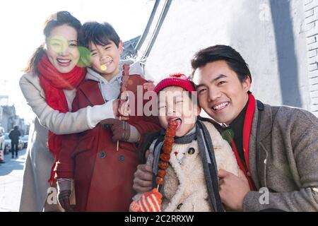 Glückliche Familie mit zuckerbeschichteten Beeren einkaufen Stockfoto