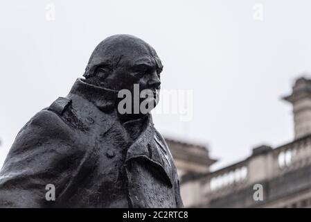 Westminster, London, Großbritannien. Juni 2020. Die Statue von Winston Churchill vor dem Palast von Westminster wurde aufgedeckt, nachdem sie durch die Maßnahmen verhindert wurde, dass sie während der Proteste von Black Lives Matter weiter zerstört wird. Der französische Präsident Emmanuel Macron besucht London zum 80. Jahrestag der Appel-Rede von Charles de Gaulle, die als Ursprung des französischen Widerstands gegen die deutsche Besatzung während des Zweiten Weltkriegs gilt, so dass die Statue enthüllt wurde Stockfoto