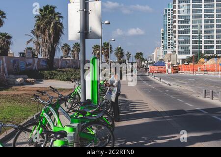 Tel Aviv/Israel-10/10/18: Tel-O-Fun-Fahrradverleihstation und Terminal an einer Straße in Tel Aviv. Tel-O-Fun ist ein Fahrrad-Sharing-Service p Stockfoto