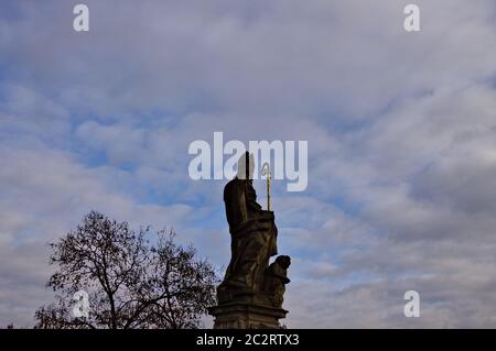 Die Statue eines heiligen mit einem Stock auf der Karlsbrücke in Prag (Tschechische Republik, Europa) Stockfoto