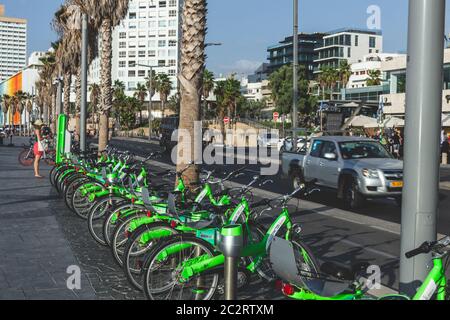 Tel Aviv/Israel-10/10/18: Tel-O-Fun-Fahrradverleihstation und Terminal an einer Straße in Tel Aviv. Tel-O-Fun ist ein Fahrrad-Sharing-Service p Stockfoto