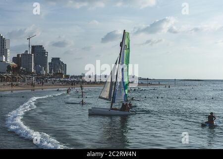 Tel Aviv/Israel-10/10/18: Hobie 16 Katamaran am Mittelmeer in Tel Aviv. Hobie 16 ist ein beliebter Katamaran der Hobie Cat Com Stockfoto