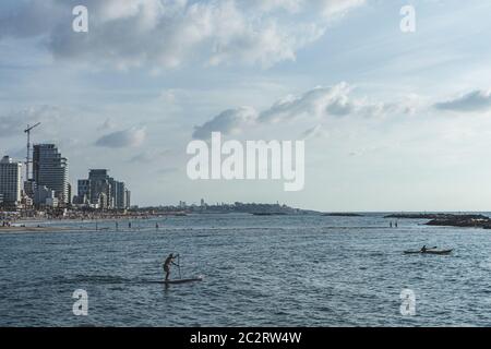 Tel Aviv/Israel-10/10/18: Segeln Paddeln im Mittelmeer in der Nähe von Tel Aviv Strand. Im Gegensatz zu traditionellem Surfen, verwenden Stand Up Paddle Boarder Stockfoto