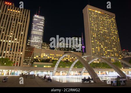 Nachtansicht des Brunnens vor dem neuen Rathaus in Toronto, Ontario, Kanada Stockfoto