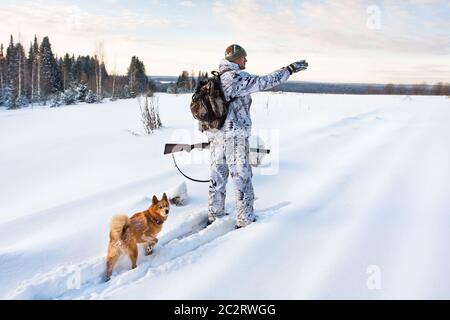 jäger auf den Skiern auf der Winterjagd Stockfoto