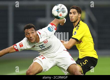 Dortmund, Deutschland, 17. Juni 2020, Zweikampf , Duell , Hakimi Mouh ACHRAF, BVB 5 , Karim ONISIWO, MZ 21 beim 1.Bundesliga Spiel BORUSSIA DORTMUND - 1.FSV MAINZ 05 in der Saison 2019/2020 Uhr Spieltag 32. BVB Foto: © Peter Schatz / Alamy Live News / Jürgen Fromme / firoportsphoto / POOL - die DFL-VORSCHRIFTEN VERBIETEN DIE VERWENDUNG VON FOTOGRAFIEN als BILDSEQUENZEN und/oder QUASI-VIDEO - Nationale und internationale Nachrichtenagenturen OUT redaktionelle Verwendung Stockfoto