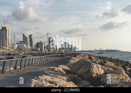 Tel Aviv/Israel-10/10/18: Tel Aviv Waterfront, die entlang der Mittelmeerküste in Tel Aviv, wie es von der Migdalor Marina aus gesehen Stockfoto