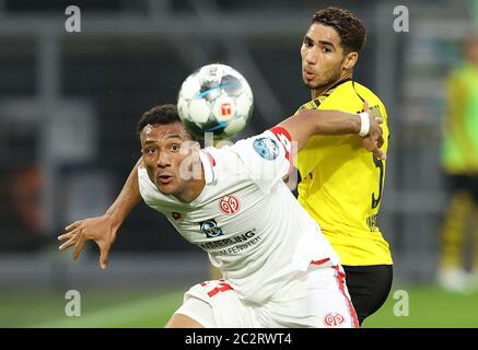 Dortmund, Deutschland, 17. Juni 2020, Zweikampf , Duell , Hakimi Mouh ACHRAF, BVB 5 , Karim ONISIWO, MZ 21 beim 1.Bundesliga Spiel BORUSSIA DORTMUND - 1.FSV MAINZ 05 in der Saison 2019/2020 Uhr Spieltag 32. BVB Foto: © Peter Schatz / Alamy Live News / Jürgen Fromme / firoportsphoto / POOL - die DFL-VORSCHRIFTEN VERBIETEN DIE VERWENDUNG VON FOTOGRAFIEN als BILDSEQUENZEN und/oder QUASI-VIDEO - Nationale und internationale Nachrichtenagenturen OUT redaktionelle Verwendung Stockfoto