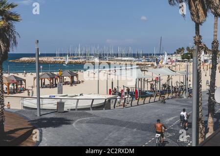 Tel Aviv/Israel-10/10/18: Lahat Promenade, Outdoor-Fitness und ein Strand an der Mittelmeerküste in Tel Aviv; Tel Aviv Marina und Yacht Club auf der BA Stockfoto