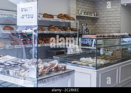 Tel Aviv/Israel-10/10/18: Innenansicht eines Bäckereiladens mit Brot und Gebäck in Tel Aviv; keine Leute Stockfoto