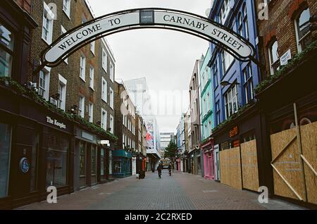 Carnaby Street in Soho, im Zentrum von London, Großbritannien, während der Coronavirus-Sperre, am Samstag, den 6. Juni 2020 Stockfoto