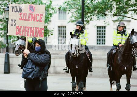 Protestierende vor einer Reihe von berittenen Polizisten bei der Black Lives Matter Demonstration in Whitehall, Central London, am 6. Juni 2020 Stockfoto