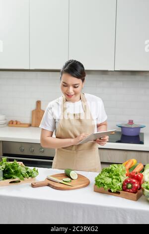 Asiatische Hausfrau Kochen in der Küche Stockfoto