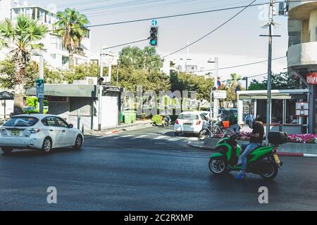 Tel Aviv/Israel-12/10/18: Ein Mann auf der Yamaha Tricity, kippbare Dreirad-Motorroller, wartet auf das grüne Licht auf der Kreuzung von Ben- Stockfoto