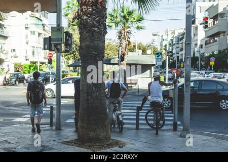 Tel Aviv/Israel-12/10/18: Menschen auf einem Fahrrad warten auf eine grüne Ampel auf einer Straße in Tel Aviv Stockfoto