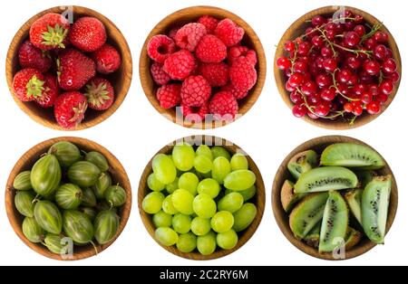 Rote und schwarze Speisen. Beeren und Früchte auf weißem Hintergrund isoliert. Collage aus verschiedenen Früchten und Beeren in grün und rot Farbe. Kiwi, Gänseberrie Stockfoto