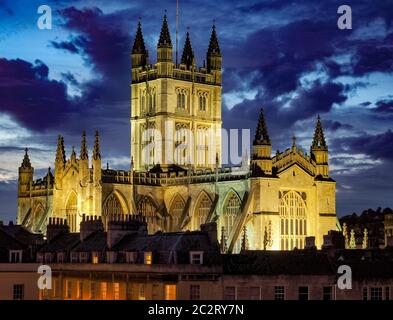 Die Abteikirche St. Peter und St. Paul (auch als Abtei von Bath bekannt) in der Nacht Stockfoto