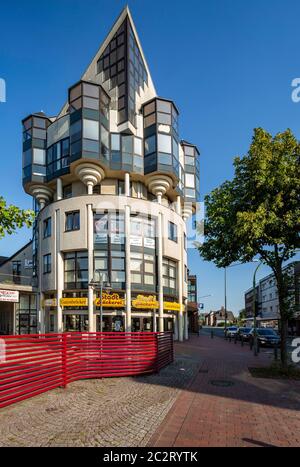 Postmoderne Architektur, Chefhaus und Buerogeboeude an der Langenbochumer Straße Ecke Feldstrasse in Herten-Langenbochum, Ruhrgebiet, Nordrhein Stockfoto