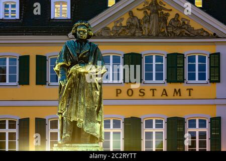 Komponist und Pianist Ludwig van Beethoven, Beethoven-Denkmal vor der Hauptpost am Münsterplatz in Bonn am Rhein, Nordrhein-Westfalen, Abendstimmung, Stockfoto