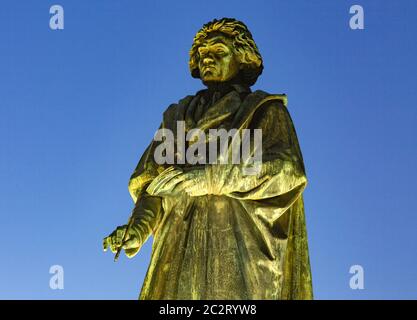 Komponist und Pianist Ludwig van Beethoven, Beethoven-Denkmal am Münsterplatz in Bonn am Rhein, Nordrhein-Westfalen, Abendstimmung, Nachtaufnahme, Be Stockfoto