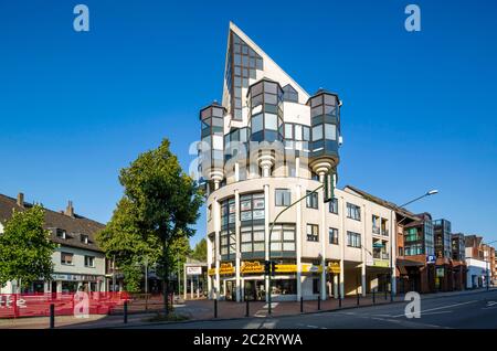 Postmoderne Architektur, Chefhaus und Buerogeboeude an der Langenbochumer Straße Ecke Feldstrasse in Herten-Langenbochum, Ruhrgebiet, Nordrhein Stockfoto