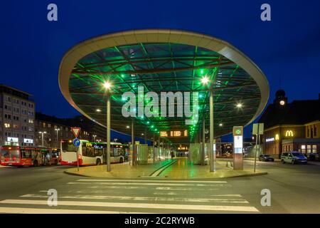 Herner Bahnhof bei Nacht, zentraler Omnibusbahnhof ZOB und Bahnhofsgebäude in Herne, Ruhrgebiet, Nordrhein-Westfalen *** Ortsüberschrift *** Stockfoto