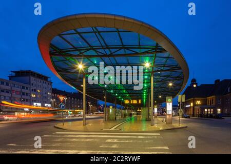 Herner Bahnhof bei Nacht, zentraler Omnibusbahnhof ZOB und Bahnhofsgebäude in Herne, Ruhrgebiet, Nordrhein-Westfalen *** Ortsüberschrift *** Stockfoto