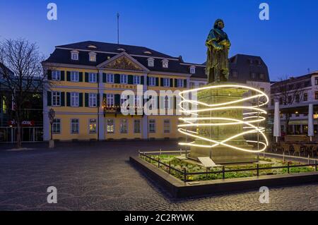 Komponist und Pianist Ludwig van Beethoven, Beethoven-Denkmal vor der Hauptpost am Münsterplatz in Bonn am Rhein, Nordrhein-Westfalen, Abendstimmung, Stockfoto