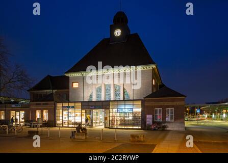 Herner Bahnhof bei Nacht, Bahnhofsgebäude in Herne, Ruhrgebiet, Nordrhein-Westfalen *** Ortsüberschrift *** Stockfoto