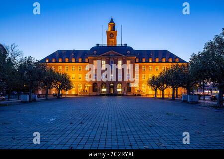 Nachtaufnahme mit Illumination am Rathaus hinter dem Friedrich-Ebert-Platz in Herne, Ruhrgebiet, Nordrhein-Westfalen *** Ortsüberschrift *** Stockfoto