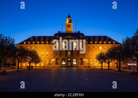 Nachtaufnahme mit Illumination am Rathaus hinter dem Friedrich-Ebert-Platz in Herne, Ruhrgebiet, Nordrhein-Westfalen *** Ortsüberschrift *** Stockfoto