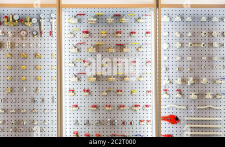 Satz von Rohrverschraubungen und Befestigungskomponenten von Rohrleitungssystem für Heizung und Wasserversorgung Stockfoto