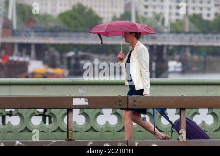 Westminster, London, Großbritannien. Juni 2020. Der Morgen ist nass geworden, als Pendler während der COVID19 Coronavirus-Pandemiesperre ihren Weg zur Arbeit finden Stockfoto