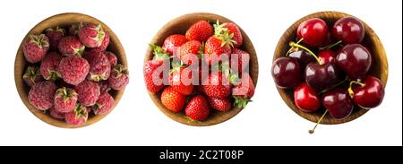 Collage aus roten Früchten und Beeren isoliert auf weiß. Set Erdbeeren, Himbeeren und Kirschen. Süße und saftige Beeren mit Platz für Text. Ri Stockfoto