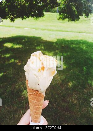 Eiscreme-Kegel schmelzen im Sommer im Freien, süße Dessertspeise im Urlaub Stockfoto