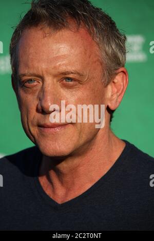 Simon Burke kommt auf dem ‘schwarzen Teppich’ zum Tropfest Australia 2013. Dezember im Centennial Park in Sydney an. Stockfoto