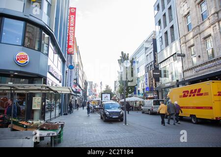 Haupteinkaufsstraße mit vielen verschiedenen Geschäften und Zentren für günstige und teure Einkaufsmöglichkeiten in Köln, Deutschland. Pauschalreisen nach Germany im Herbst. Stockfoto