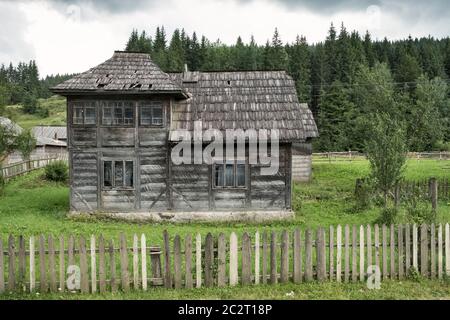 Ein typisches altes Holzhaus in Moldoviţa, Bucovina, Nordrumänien Stockfoto