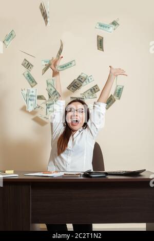 Lächelnd Geschäftsfrau wirft eine Packung von Dollar und Geld Regen zu machen. Stockfoto