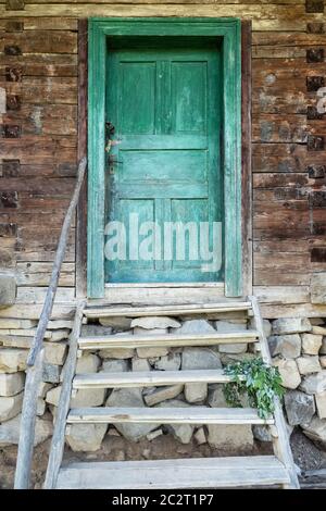 Eine grüne Tür auf einem alten traditionellen Holzhaus in der Nähe von Breb, Maramureş, Rumänien Stockfoto