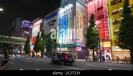 Tokio, Japan, 27. Juni 2019: Akihabara-Viertel in Tokio bei Nacht Stockfoto