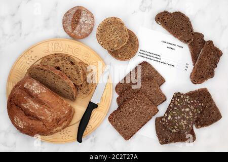 Low glykämische Brot Auswahl für Diabetiker mit entsprechenden Liste, mit Brot mit hohem Gehalt an Antioxidantien, intelligente Kohlenhydrate & Omega 3. Unter 55 auf der GI-Skala. Stockfoto