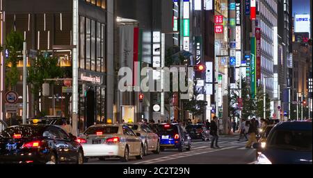 Tokio, Japan 28. Juni 2019: Ginza-Viertel in Japan bei Nacht Stockfoto