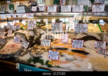 Frische Meeresfrüchte zum Verkauf auf dem City Fish Seafood Market auf dem Pike Place Market in Seattle, Washington. Stockfoto