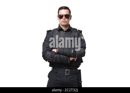 Seriuse Cop in Sonnenbrille und schwarzen Uniform mit Body Armor auf weißem Hintergrund. Polizisten in spezielle Munition Stockfoto